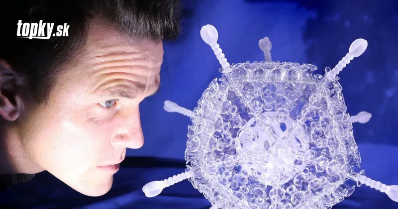 KORONAVÍRUS Britský umelec vytvoril sklenenú sochu zobrazujúcu vakcínu od firmy AstraZeneca | Topky.sk