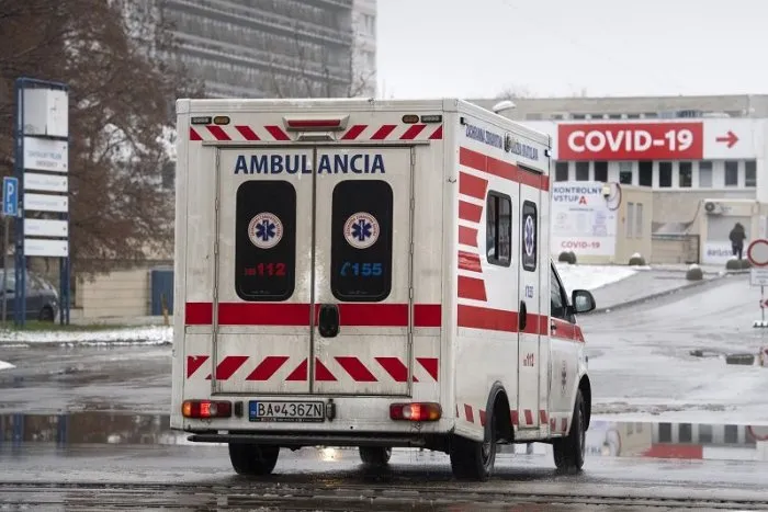 Koronavírus: Pribudlo ďalších 111 úmrtí, lôžka v nemocniciach sa opäť zapĺňajú | Dnes24.sk