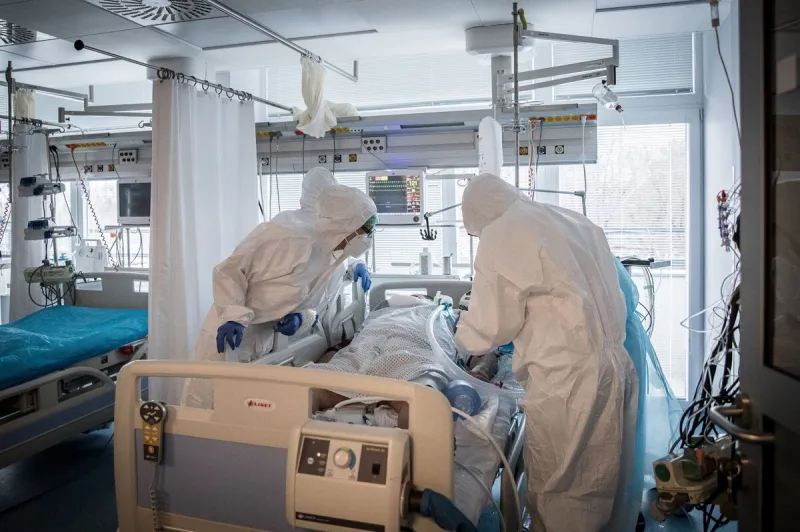 Koronavírus: Nemocnice sú pod náporom covidových pacientov - SME