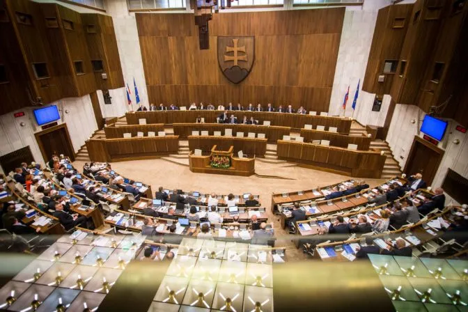 Poslanci od začiatku roka strávili v pléne parlamentu 38 dní, rokovať budú opäť v septembri - Webnoviny.sk