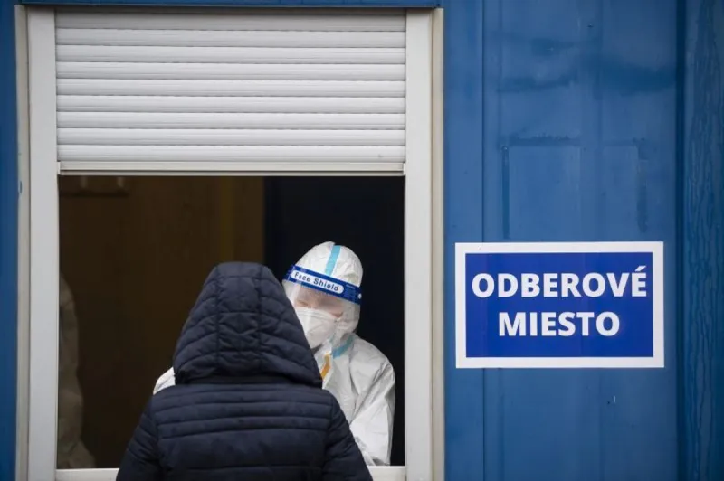 Koronavírus na Slovensku: Polícia kontroluje odberové miesta - SME