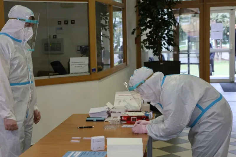 Na Slovensku pribudlo 2 333 nových prípadov koronavírusu a 79 úmrtí na Covid-19 - SME