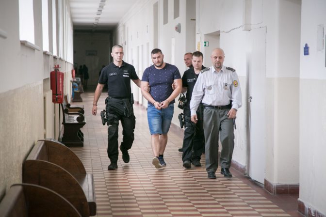 Video: Sudca vzal do väzby Juraja H., ktorý dokopal Filipínca v centre Bratislavy - Webnoviny.sk