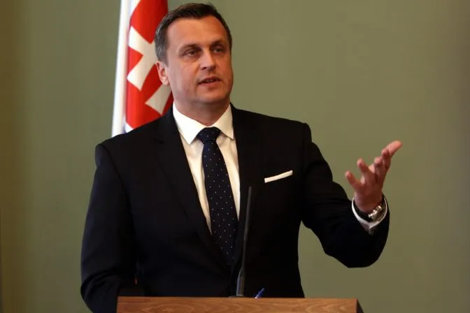 Dankovi ľudia na ministerstve obrany mali potichu vybrať transportéry Patria - Webnoviny.sk