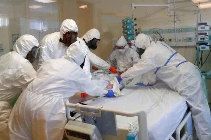 Počet úmrtí súvisiacich s koronavírusom opäť stúpol. Lôžka sú plné, počet hospitalizovaných neklesá | Dnes24.sk