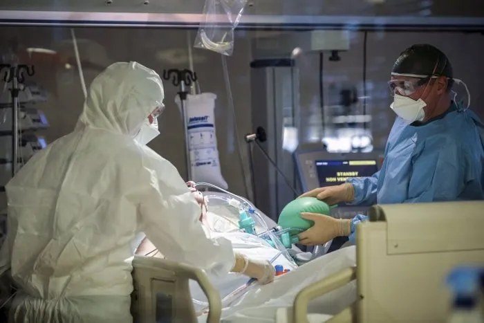 Koronavírus: Počet hospitalizovaných prudko stúpa, pribudli aj desiatky úmrtí | Dnes24.sk