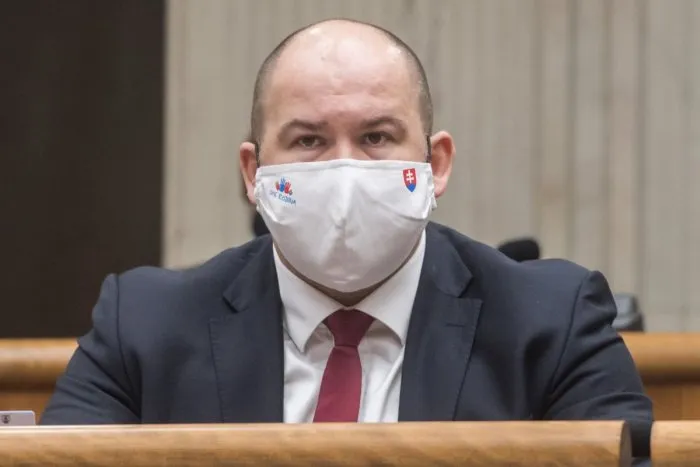 Poslanec Pčolinský má po dvoch mesiacoch opäť koronavírus: Teraz udrel vo väčšej sile! | Dnes24.sk