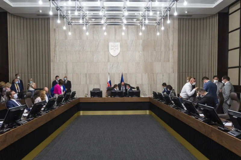 Koronavírus na Slovensku: Vláda na zasadnutí prerokuje kurzarbeit (minúta po minúte) - SME