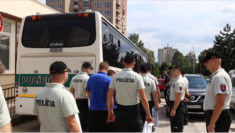 VIDEO Korupcia v slovenskom futbale: NAKA zadržala až 20 osôb, previezť ich musel autobus | Topky.sk