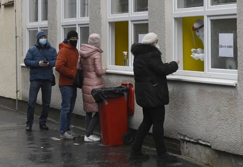 Koronavírus: Covid sa najviac rozšíril u štyridsiatnikov - SME