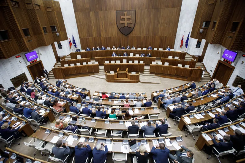 Koronavírus na Slovensku: Poslanci schválili predĺženie núdzového stavu - SME
