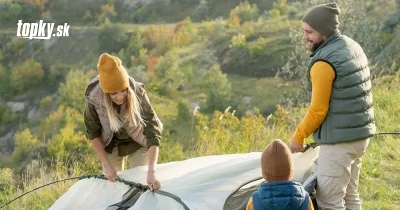 FOTO Mladú rodinu načapali počas lockdownu pri kempovaní: Keď ale uvidíte, kde si postavili stan! | Topky.sk