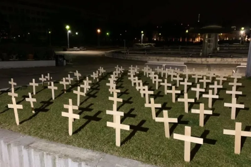 FOTO: Pred Úradom vlády SR vyrástol symbolický CINTORÍN obetí koronavírusu | Dnes24.sk
