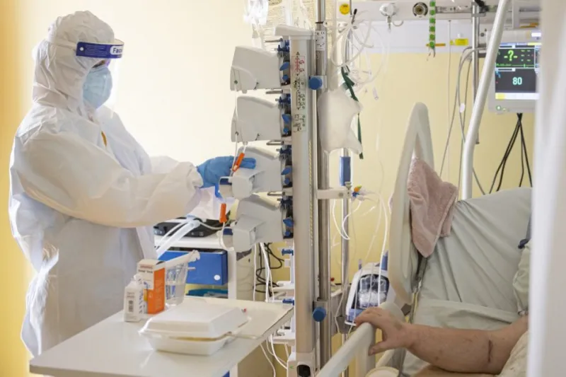Koronavírus: Počet hospitalizovaných opäť stúpa, pribudlo vyše 100 úmrtí | Dnes24.sk