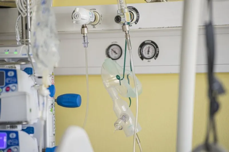 Koronavírus: Počet hospitalizovaných mierne klesol, ochoreniu podľahlo ďalších 74 ľudí | Dnes24.sk