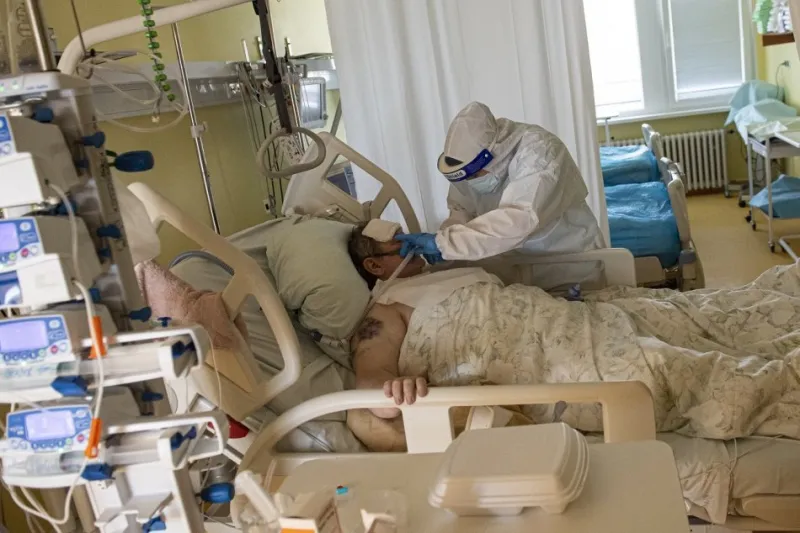 Koronavírus: Počet hospitalizovaných prekročil hranicu 4000, pribudli desiatky úmrtí | Dnes24.sk