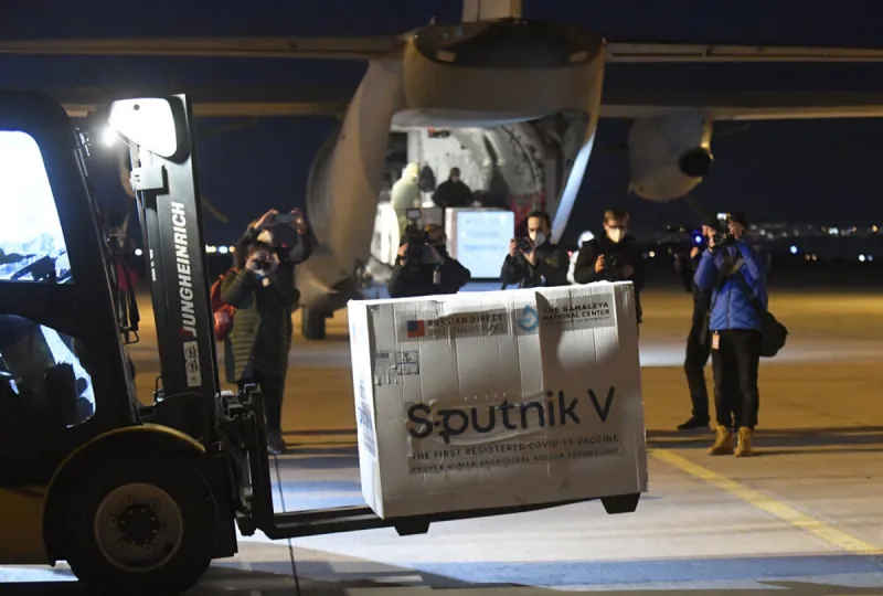 Vakcíny schvaľujú aj rok. EMA to neurýchli, čaká sa aj na Sputnik V - Svet SME