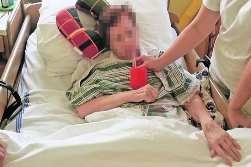 Seniorom v domove dôchodcov nemenili plienky a nedali piť - domov.sme.sk