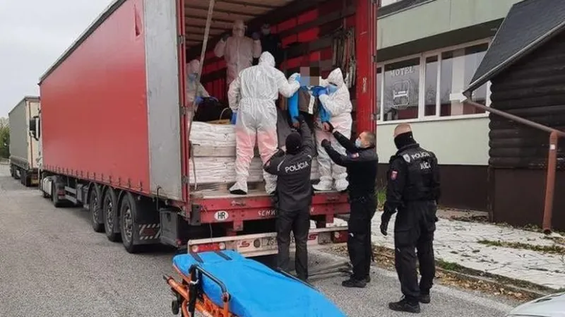 Polícia našla v kamióne novozámockej firmy desať migrantov - Domáce - Správy - Pravda.sk