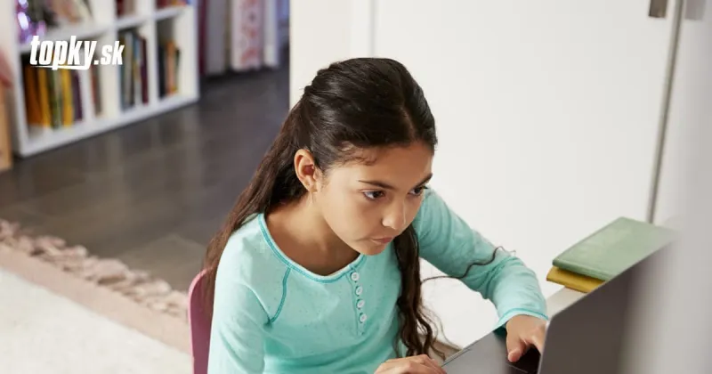 KORONAVÍRUS Školáčka sa musí učiť on-line: FOTO Z miesta výučby naskakujú zimomriavky | Topky.sk