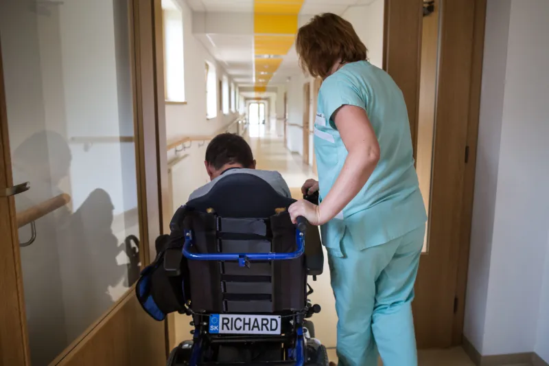 Sťažnosti na domov, kde sa kuchár vydával za lekára, prišli úradu už vlani. Kontrolu tam neposlali – Denník N