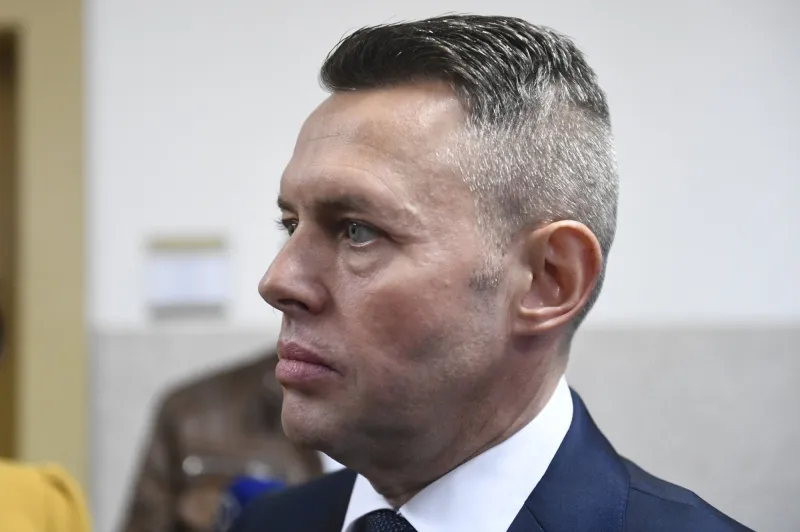 Bývalý poslanec Smeru Jánoš ženu a dcéru netýral, rozhodol okresný súd v Prievidzi – Denník N
