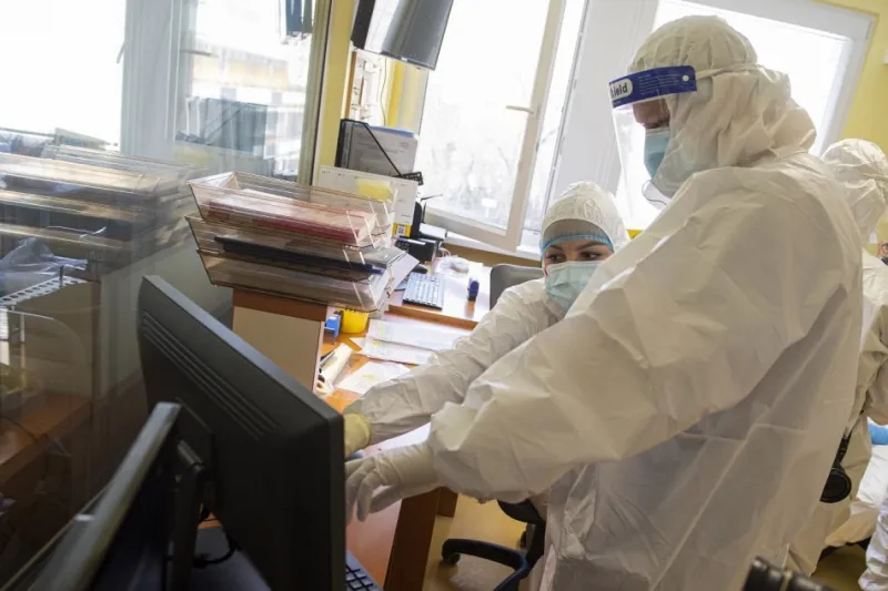 Nový koronavírus: Menej ako tisíc nových prípadov, klesajú aj čísla hospitalizovaných | Dnes24.sk