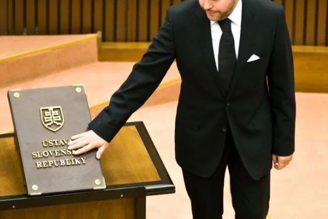 Smerák Jánoš mal týrať manželku a dcéru, vzdáva sa mandátu - Webnoviny.sk