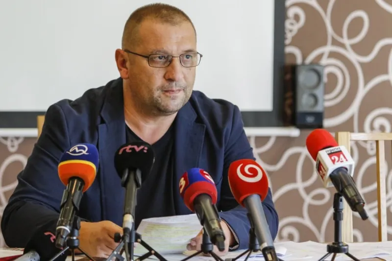 Polícia zatkla známeho aktivistu, ktorý obvinil poslanca Smeru z domáceho týrania manželky | Topky.sk