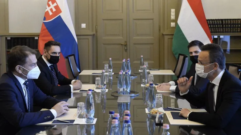Poslanec Gyimesi bol pri rokovaniach o Sputniku. Diplomatov Matovič nevzal - Domáce - Správy - Pravda.sk
