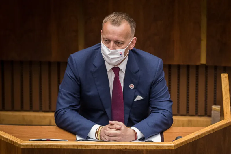 Kollár nevie, kto podpísal zmluvu o Sputniku V - SME