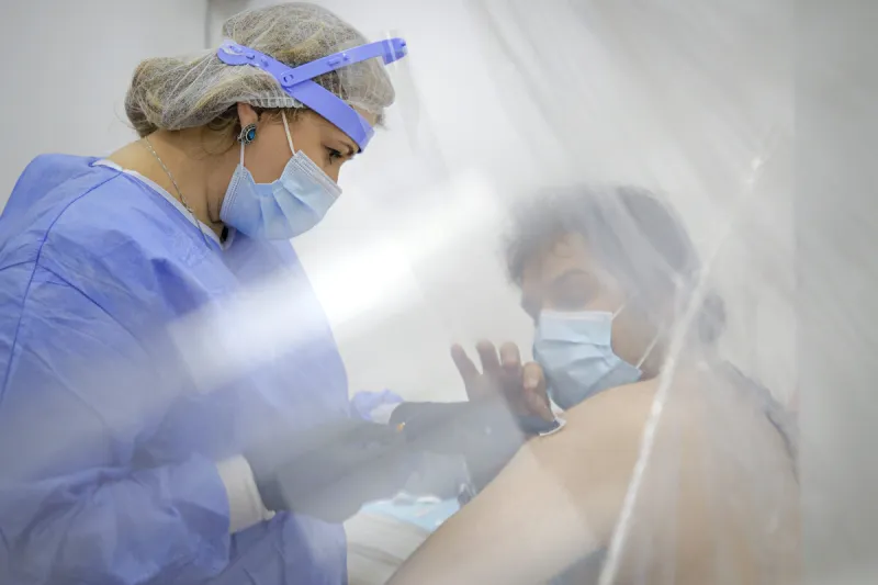 Koronavírus: Prvú dávku vakcíny v Británii dostali všetci ľudia nad 50 (minúta po minúte) - SME