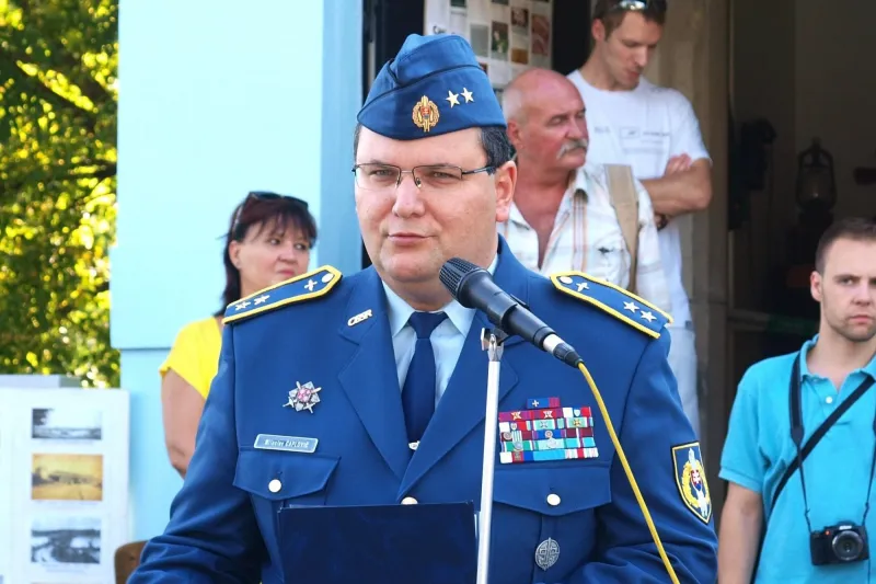 Gajdoš suspendoval šéfa historického ústavu za to, že požičal nepojazdné tanky kamarátovi Nočných vlkov – Denník N