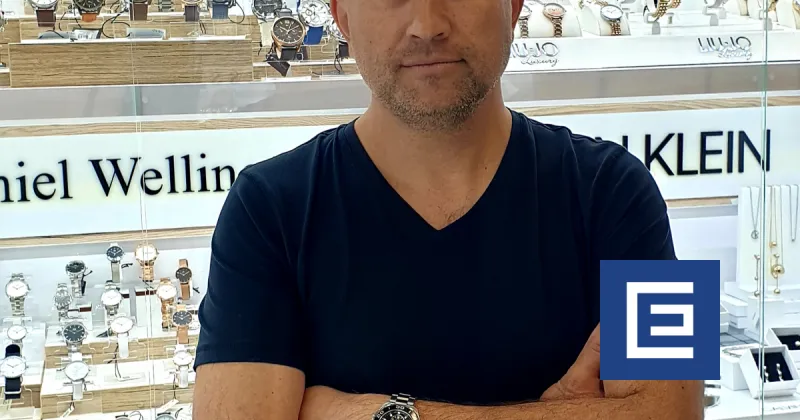 Jednu predajňu šperkov mu zobrala pandémia, no aspoň s druhou sa otvorenia dočká – ako prežíva lockdown malý klenotník – Denník E