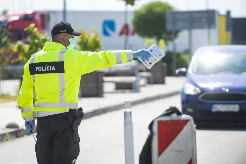 Koronavírus: Upraví sa režim na hraniciach a karanténa - SME