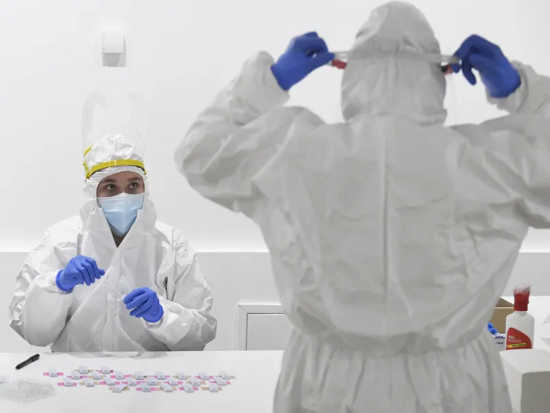 Na Slovensku pribudlo 636 nových prípadov koronavírusu a 93 úmrtí na Covid-19 - SME