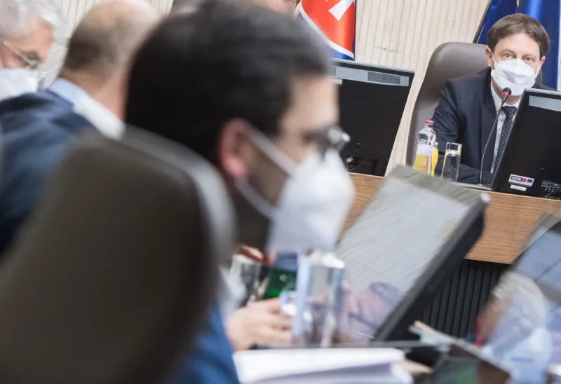 Koronavírus na Slovensku: Vláda bude rokovať o odklade poistného (minúta po minúte) - SME