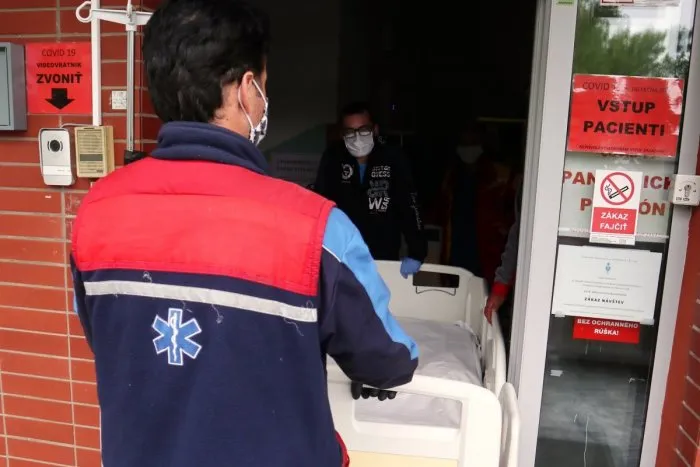Koronavírus: Počet pacientov v nemocniciach klesol o takmer stovku!