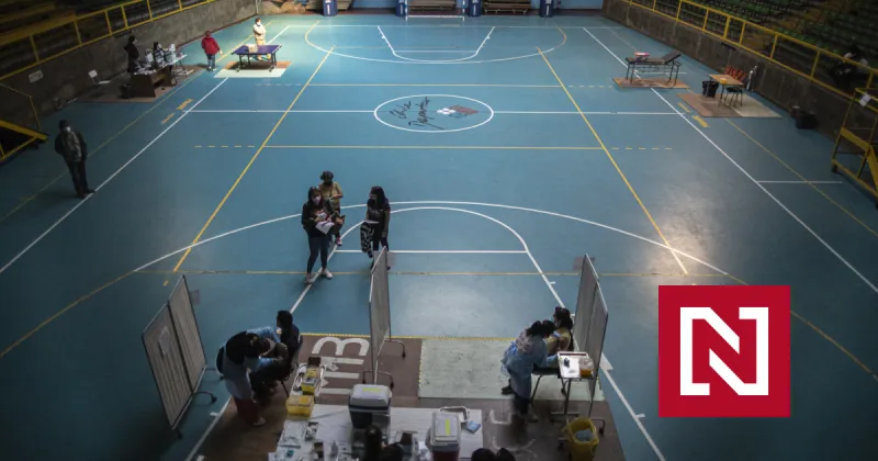 Taliani zaviedli povinné očkovanie pre zdravotníkov. Päť rýchlych správ o koronavíruse – Denník N