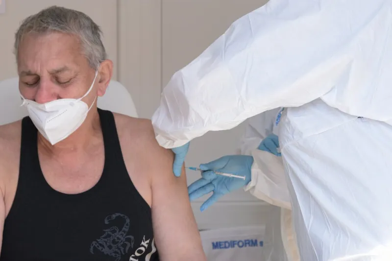 Koronavírusom sa nakazilo menej ako pol percenta zaočkovaných - SME