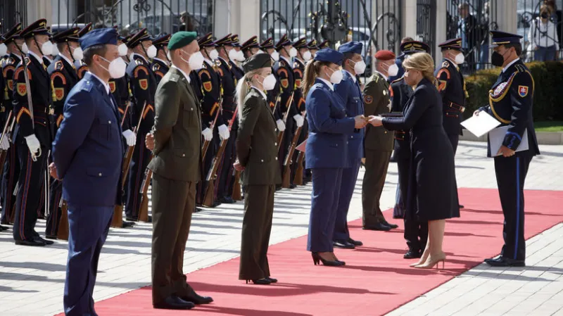 Čaputová ocenila vojakov, ktorí pomohli zvládnuť pandémiu koronavírusu - Domáce - Správy - Pravda.sk