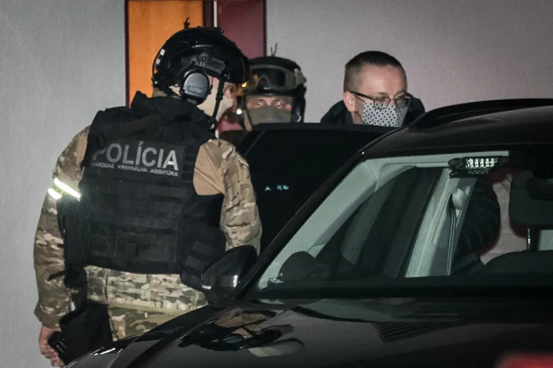 Bývalý riaditeľ SIS Pčolinský zostáva naďalej vo väzbe - SME