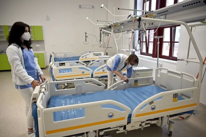 Pozitívne správy! Hospitalizovaných ubúda, klesá aj počet obetí koronavírusu