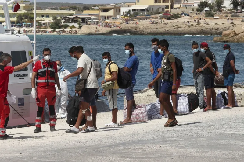 Dočkali sa: Na ostrov Lampedusa prepravili viac ako 400 migrantov | Nový Čas