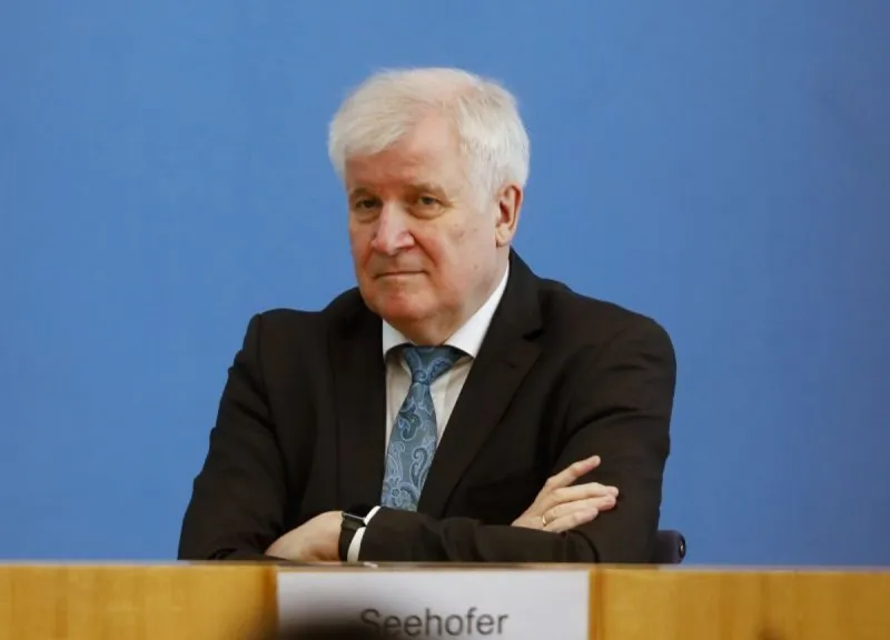 Koronavírus: Nakazil sa aj nemecký minister vnútra (minúta po minúte) - SME