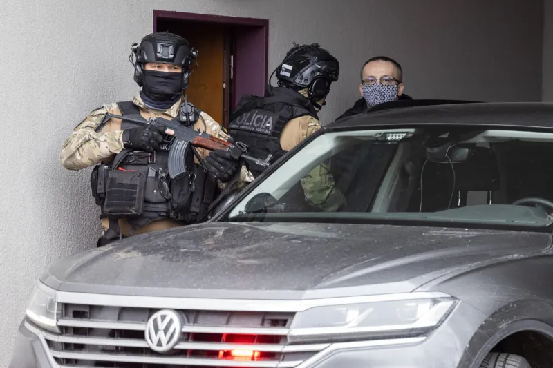 NAKA vypočúva policajtov pre Pčolinského obvinenie z korupcie - SME