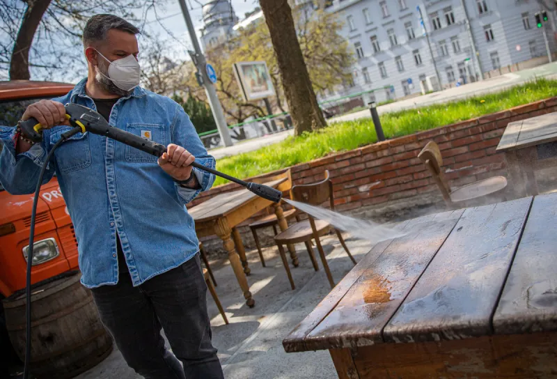 Koronavírus: Aké sú pravidlá nosenia rúšok a respirátorov od 17. mája? - SME