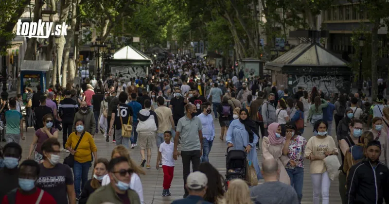 KORONAVÍRUS V Barcelone sa po uvoľnení vyšli zabávať tisíce ľudí: Polícia davy rozháňala | Topky.sk