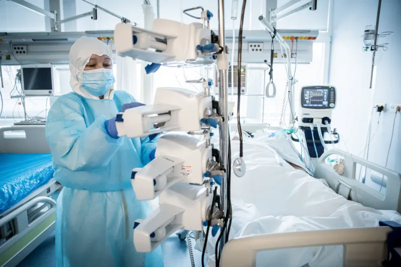 Hospitalizovaných s koronavírusom opäť pribudlo. COVID-19 neprežilo ďalších desať ľudí. - SME