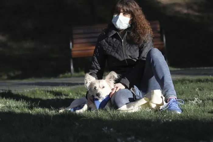 Pacientov s koronavírusom ubúda, menej je aj nových prípadov nákazy